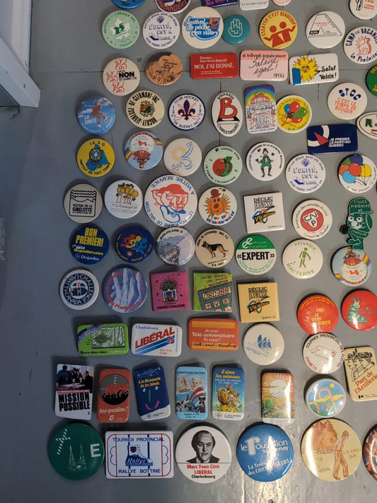 Gros lot de macarons vintage (250+ pièces) Politique, événements, causes sociale