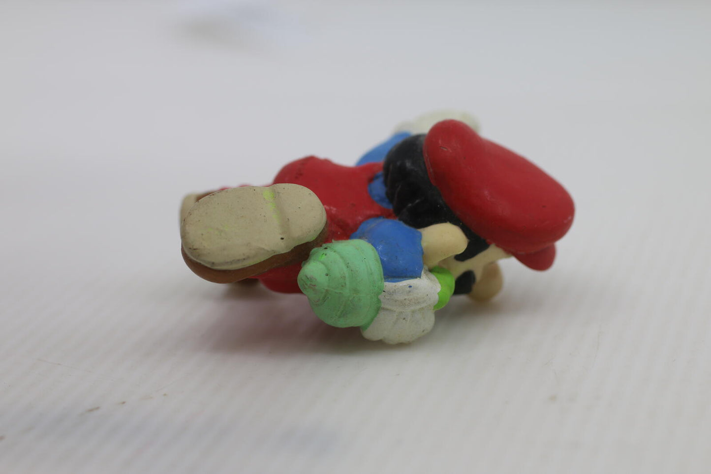Mario Bros. Mario w/ Turnip 1989 Nintendo Applause PVC Figurine Vintage 2 Inch
