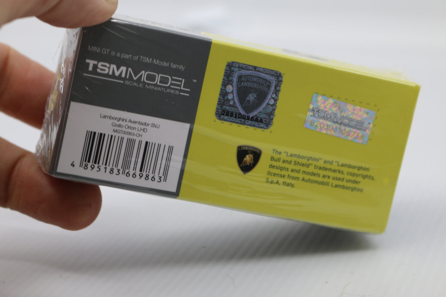 Mini GT 1:64 LB WORKS Lamborghini Aventador, Yellow, #587 HK Toycar Salon 2023