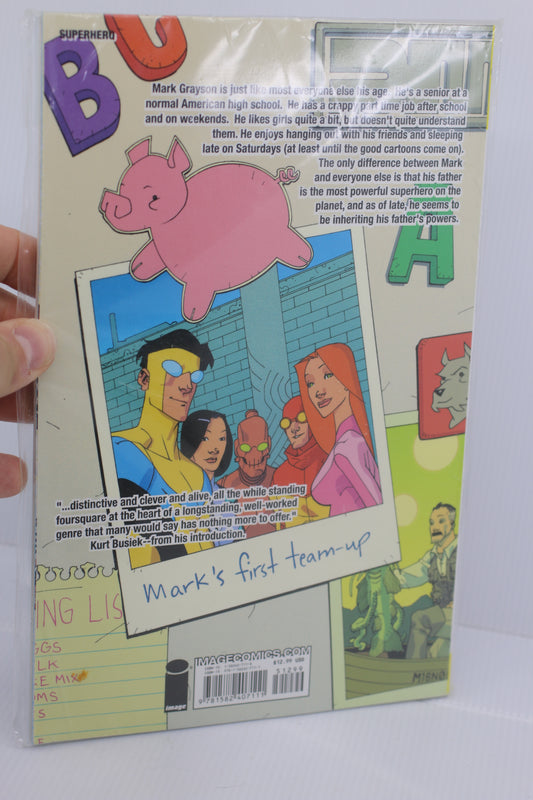 INVINCIBLE - TRADE PAPERBACK VOLUME #1 - FAMILY MATTERS