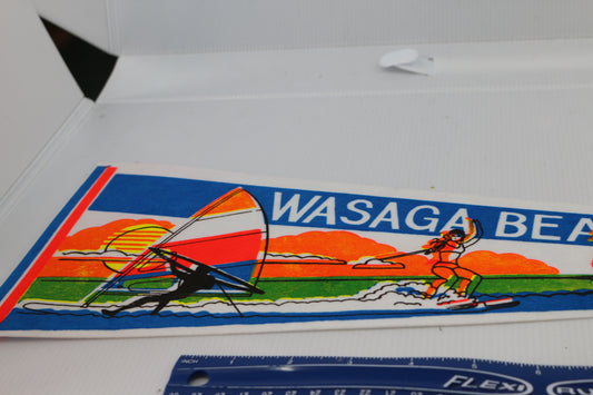 Vintage Souvenir Felt Pennant Québec Canada Wasaga Beach Canada