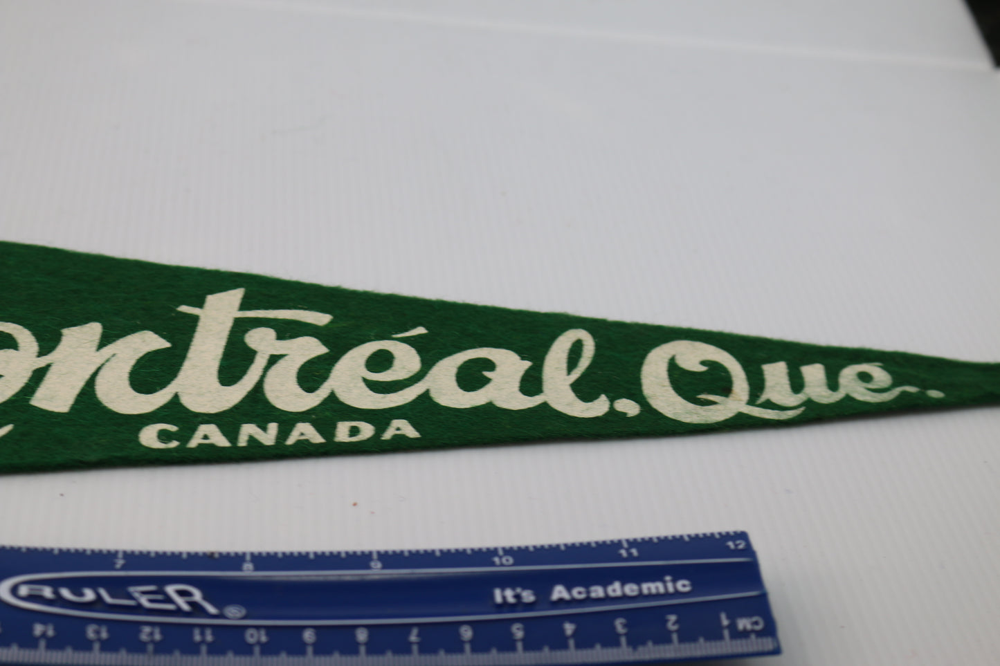 Vintage Souvenir Felt Pennant Canada Montréal, Québec Leaf Beautiful Color