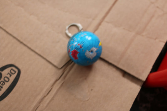 VINTAGE WORLD MAP GLOBE DESIGN SOUVENIR PILL STASH TIN KEY CHAIN KEYRING