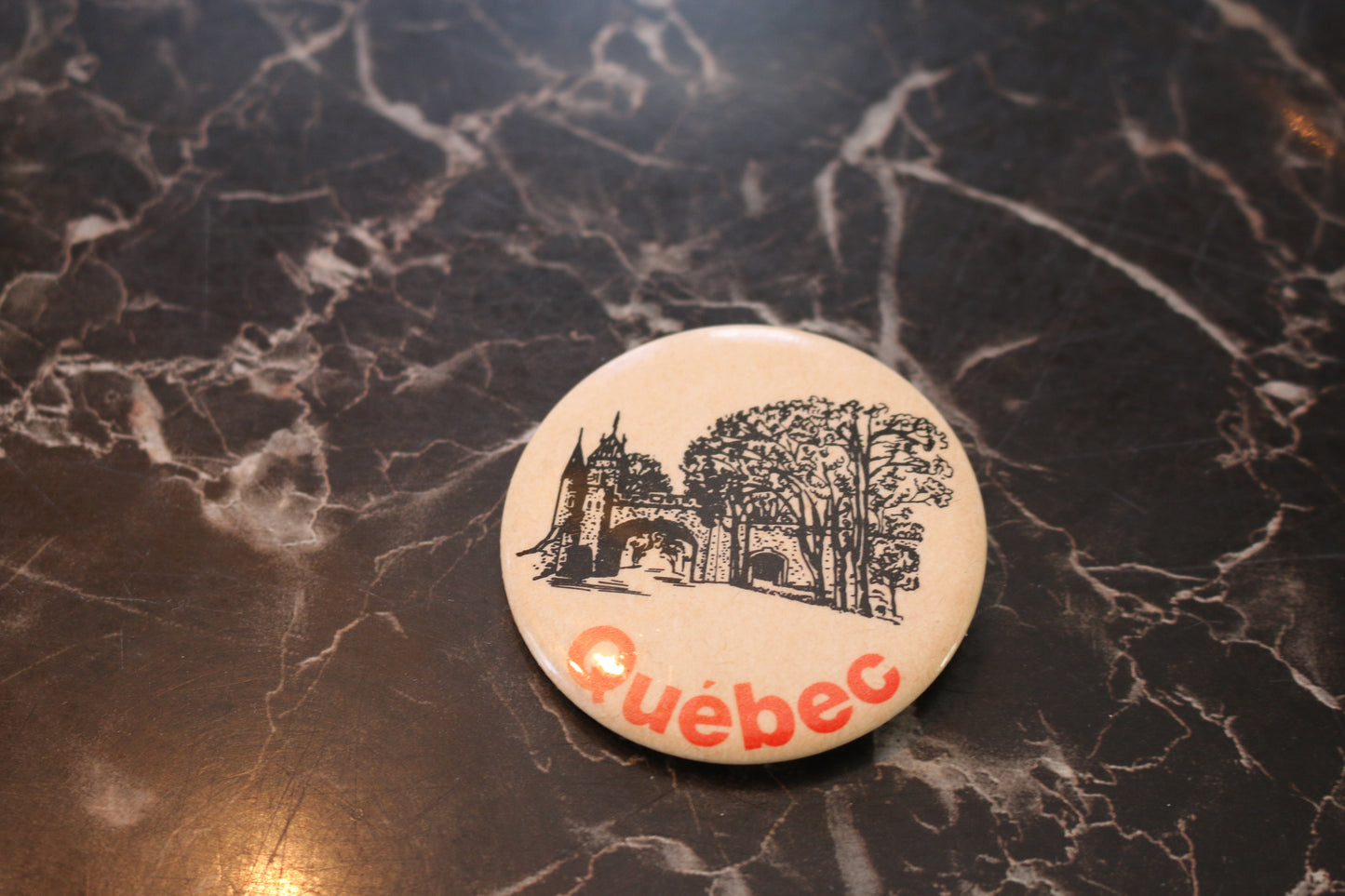 Vintage button pinback Macaron Souvenir Québec, Canada