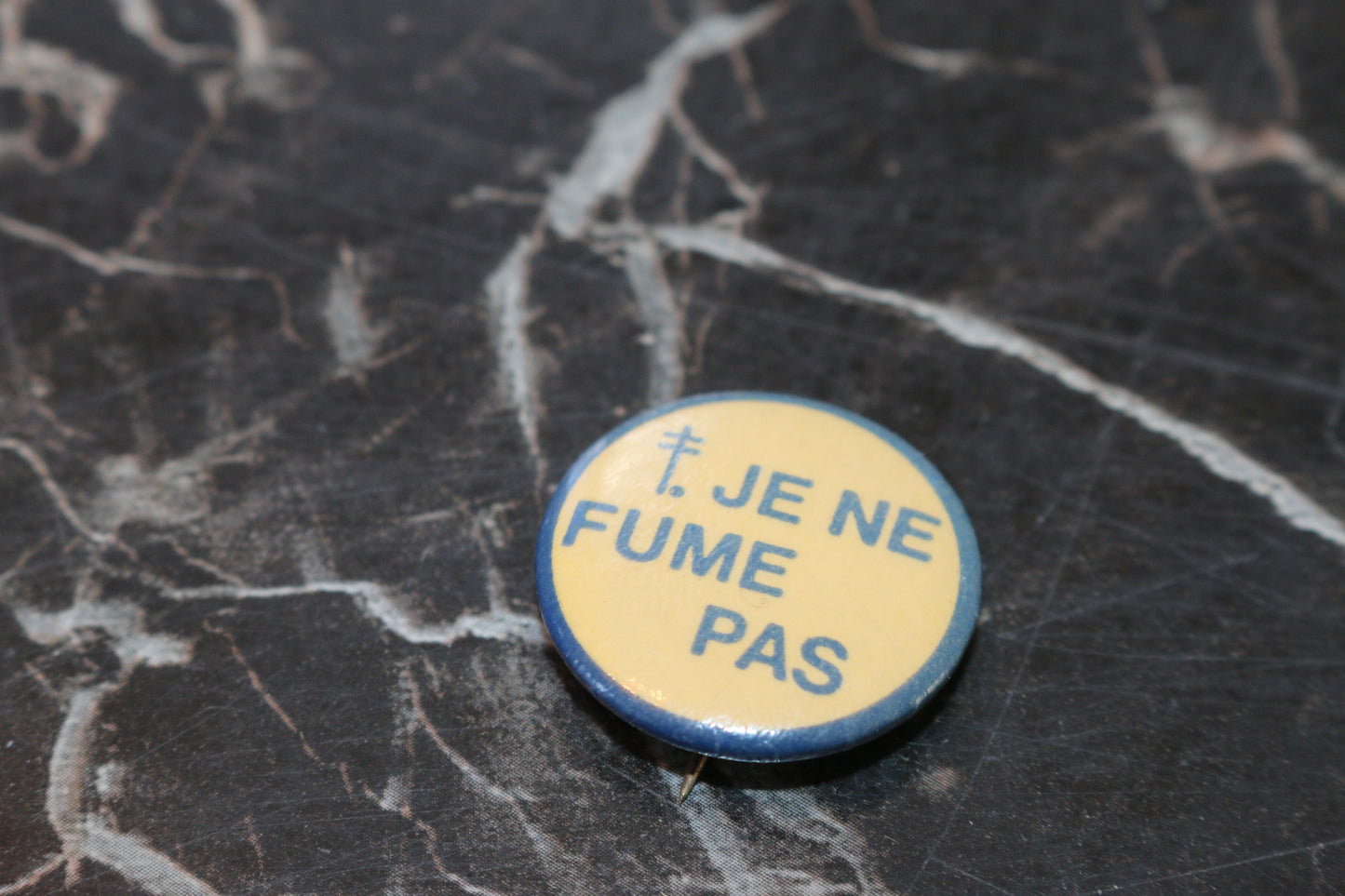 Vintage button pinback Macaron Souvenir Je ne fume pas