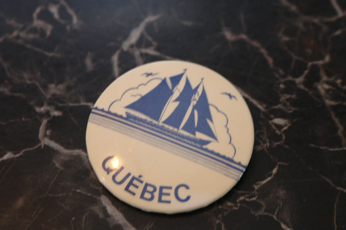 Vintage button pinback Macaron Souvenir Macaron Québec boat