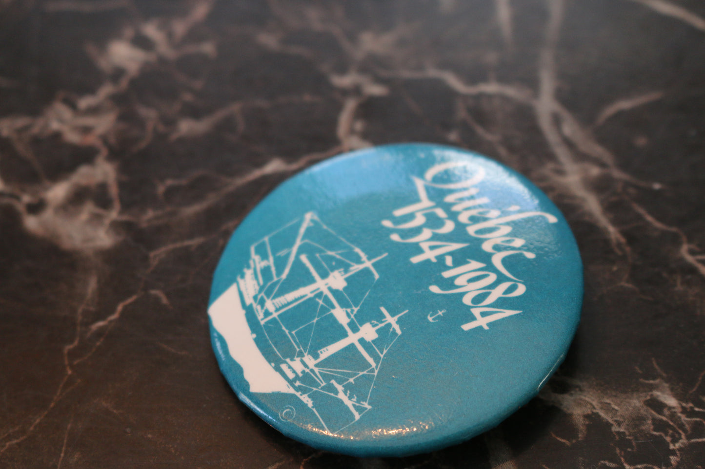 Vtg button pinback Macaron Souvenir QUébec 1534 - 1984 blue