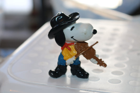 Guitar figurine snoopy 1958 66 united feature hong kong toy