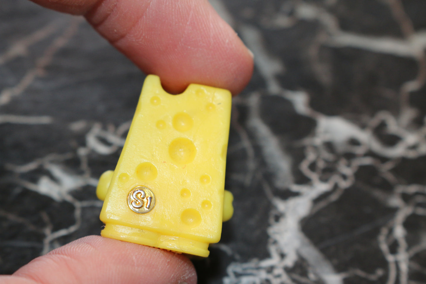 Shopkins Season 10 Chee Zee Collectors Edition Gold S1 Mini Figure