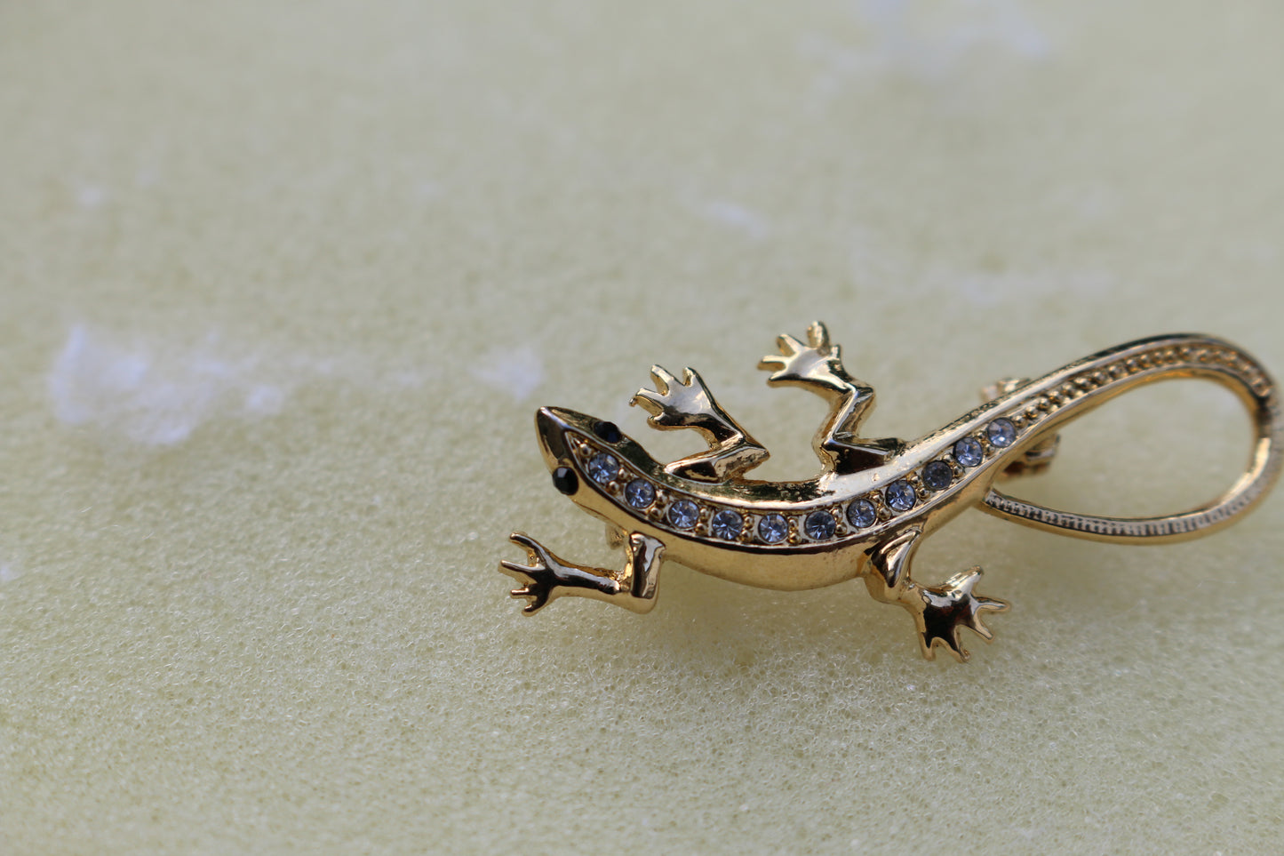 Vintage Lizard Brooch with little white diamond tone color rhinestone inside