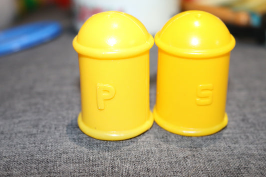 RARE! VINTAGE SHACKERS lot 2 PRETEND PLAY YELLOW SALT AND PEPPER 2 1/2" HIGH