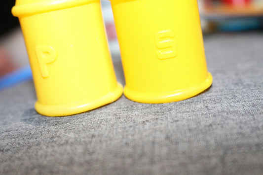 RARE! VINTAGE SHACKERS lot 2 PRETEND PLAY YELLOW SALT AND PEPPER 2 1/2" HIGH