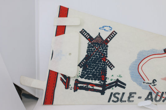 VINTAGE ILSE-AUX-COUDRES SOUVENIR FELT PENNANT FLAG