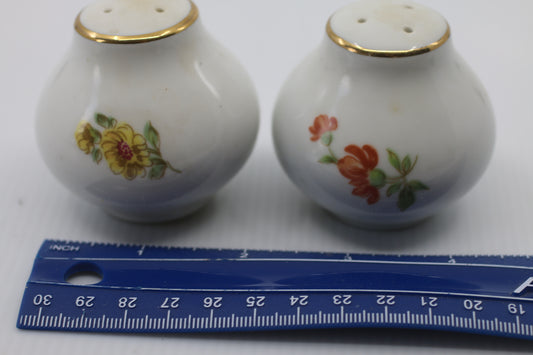 Vintage Big Round Red Rose Bud Salt and Pepper Shakers Ceramic flowers