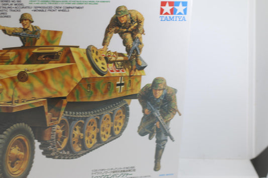 Tamiya 35195 1/35 Scale Model Kit WWII German Half-Track SPW Sd.Kfz.251/1 Ausf.D