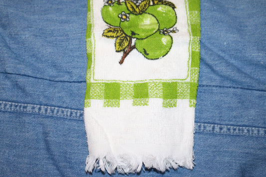 Vintage Hanging Kitchen Towel w/ Cord – Green Apple Pattern – Retro Farmhouse