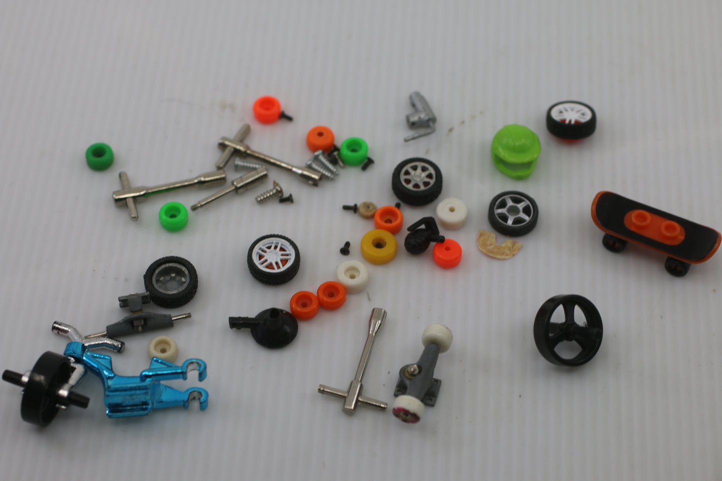 Tech Deck Fingerboard Lot – 3 Mini Skateboards + Parts & Accessories Used / Mixed