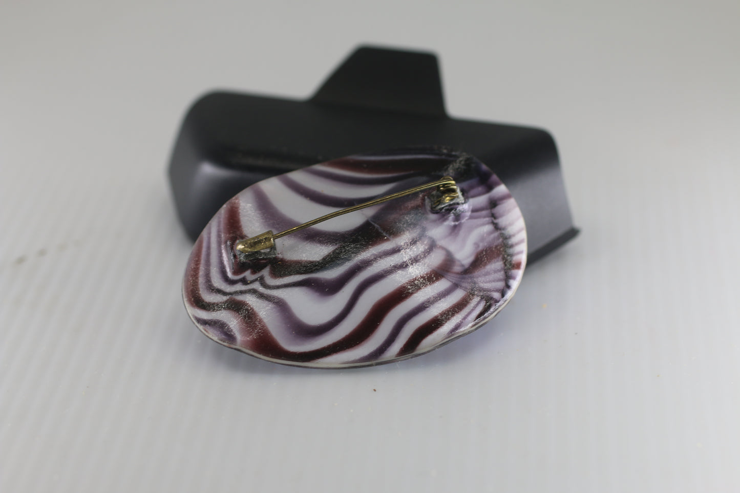 Brooch Belle! DULLED GLASS Plastic With Aurora Borealis effect VINTAGE