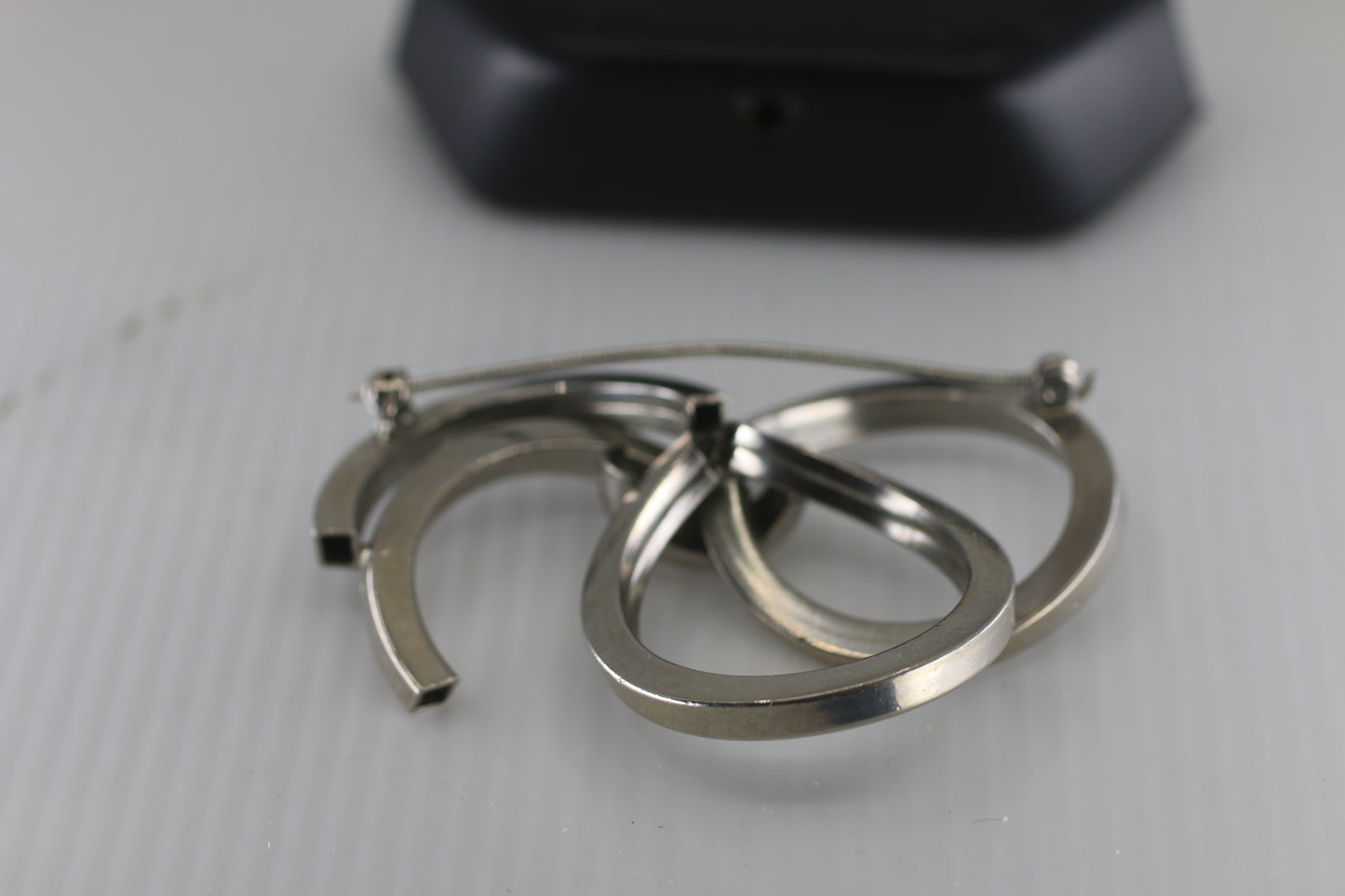 Vintage large silver knot entwined joined ring brooch.