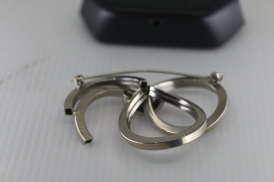 Vintage large silver knot entwined joined ring brooch.