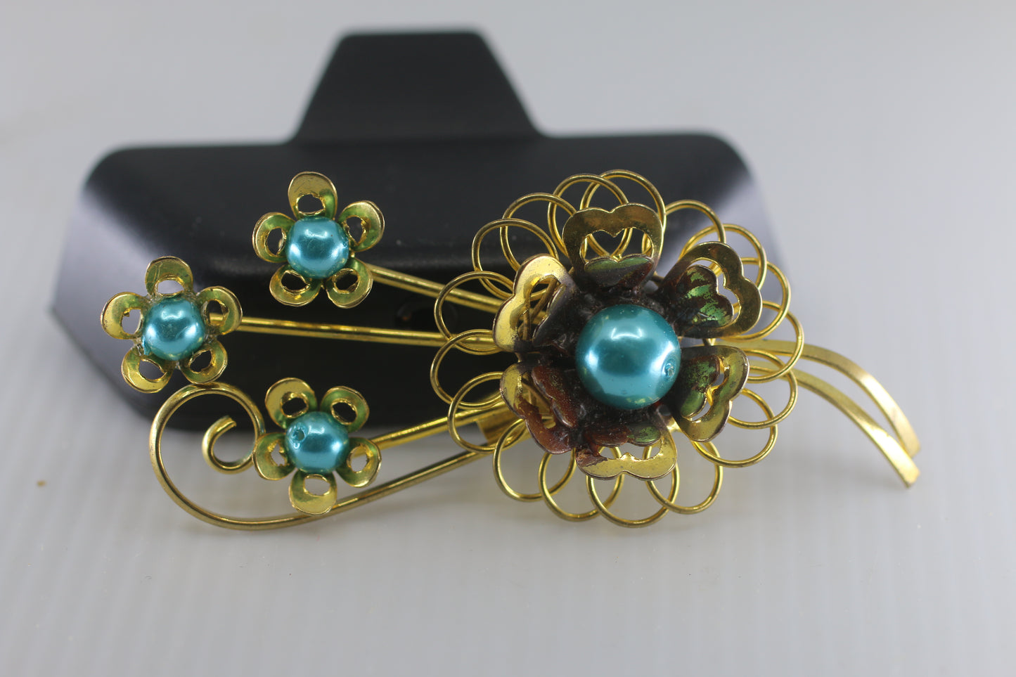 Flower Brooch, Gold Tone, Faux Pearls, some wear on gold tone