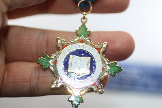 Vintage Brooch Pour dieu et la Patrie God Canada Lapel Pin Leafs medal