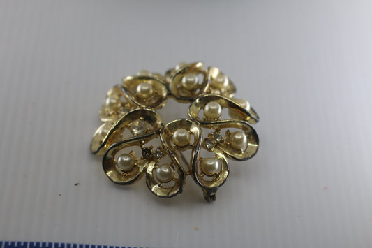 Vintage Pin Brooch Gold Toned Round Floral Design w/ White Faux Pearls