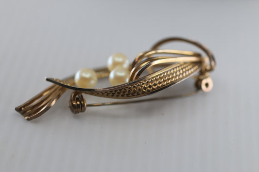 Elegant Vintage Creator Brooch - Golden tone Flower, faux Pearls 2"