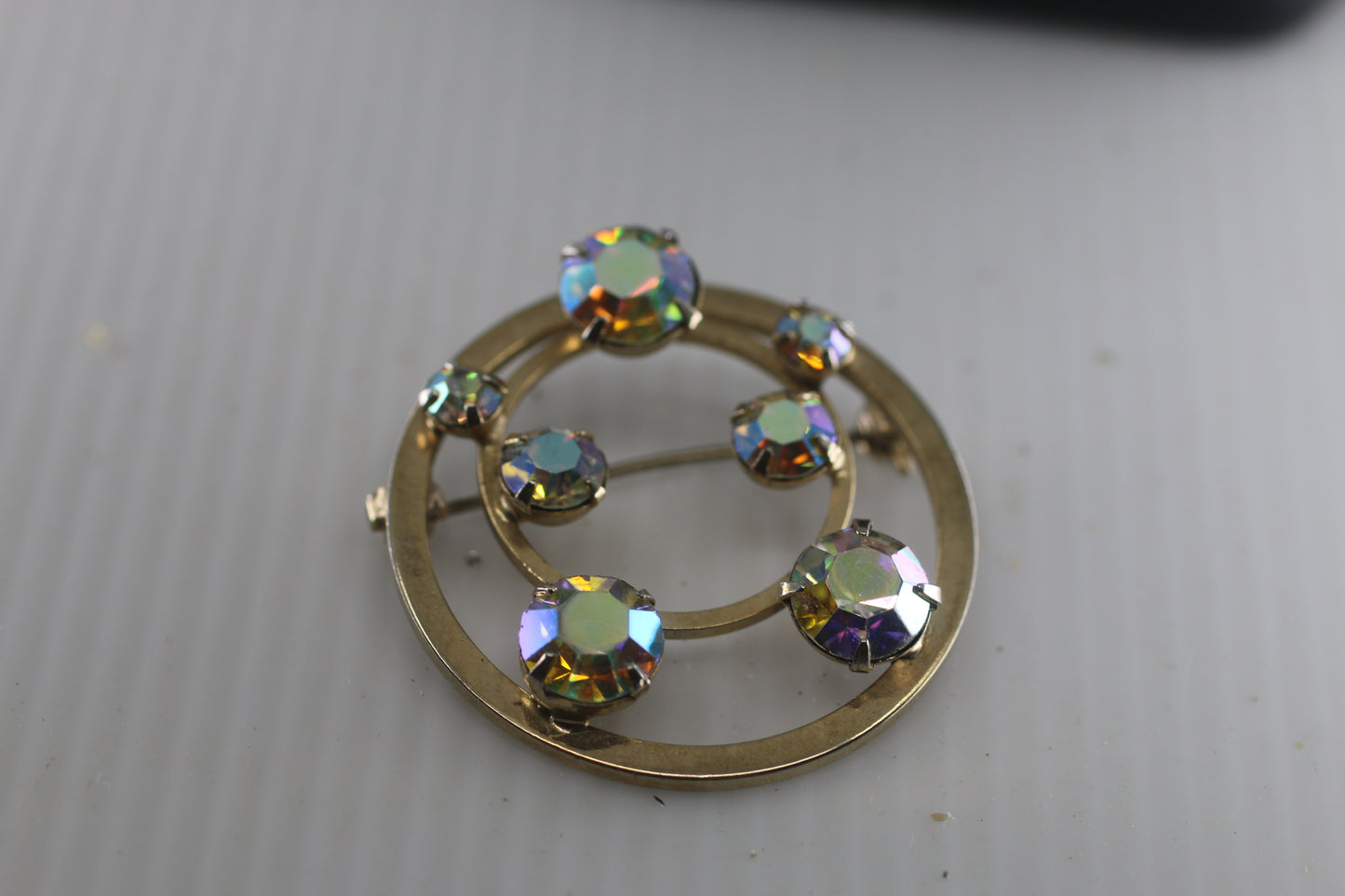 Circle with diamond rhinestone Pin Vintage Jewellry Brooch