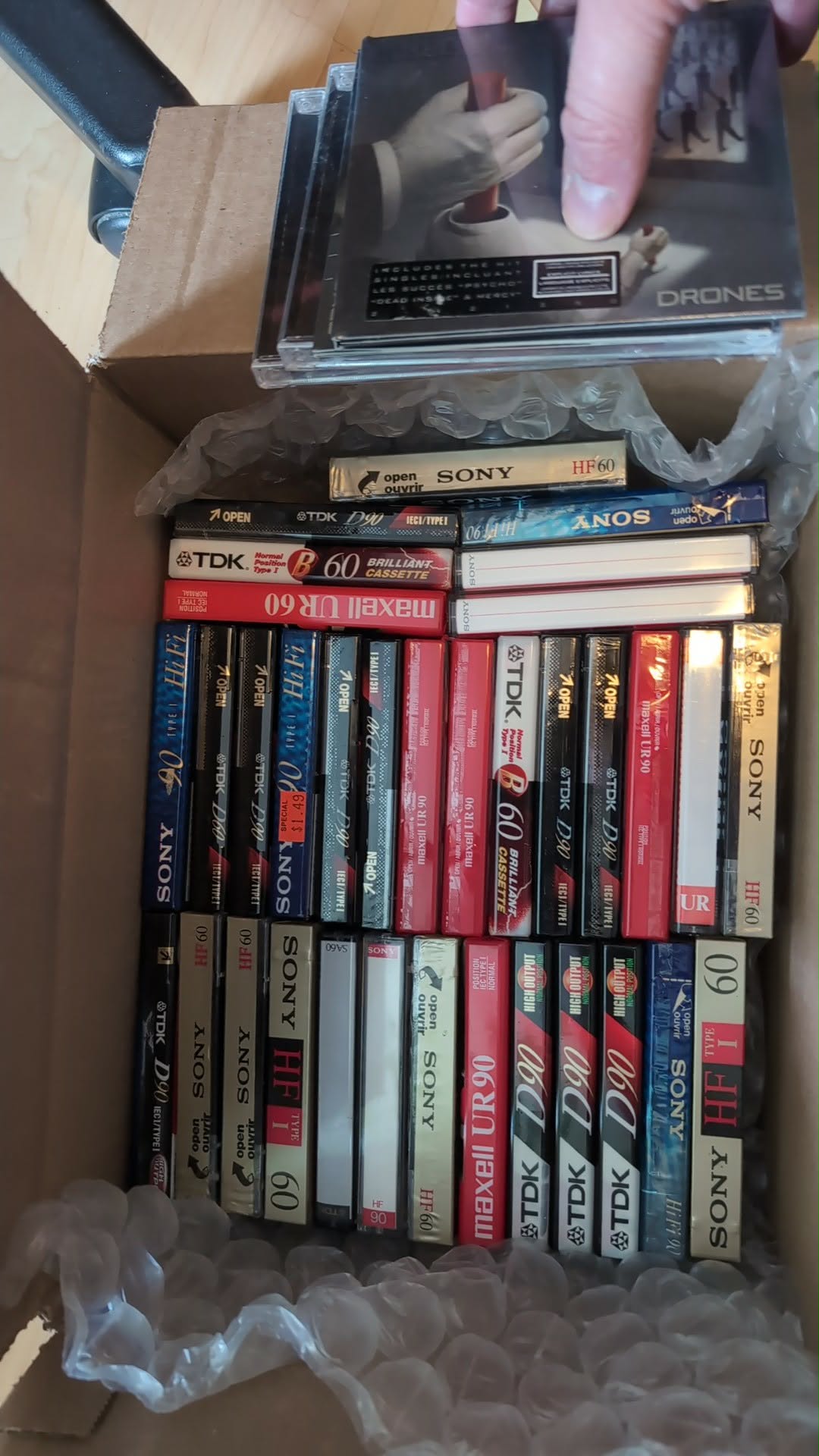 HUGE LOT CASSSETTE CD sOLD