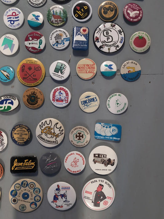 Gros lot de macarons vintage 125+ pièces Québec Sport Municipalités Canada Ville