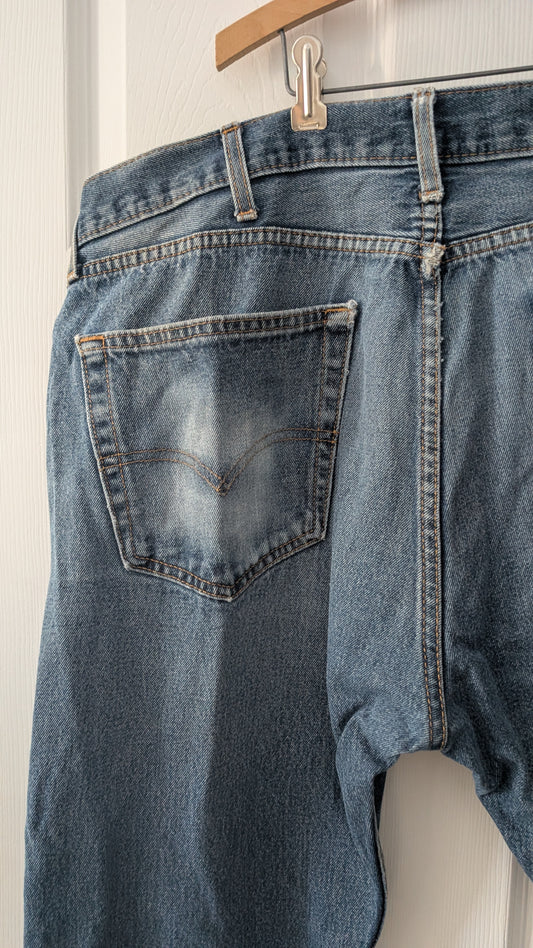 Levi’s 505 5-Pocket Blue Jeans Men’s 38x32 | Classic Fit | Distressed Leather Patch