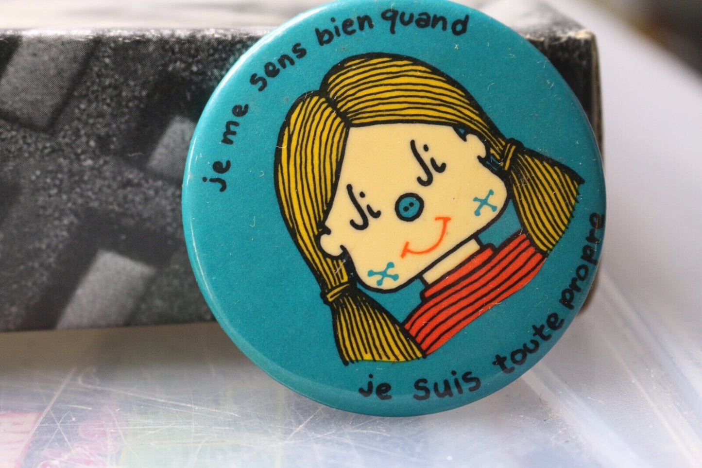 Vintage Macaron Pinback Québec Jemesensbienquandje Suis Toute Propre Girl Fille