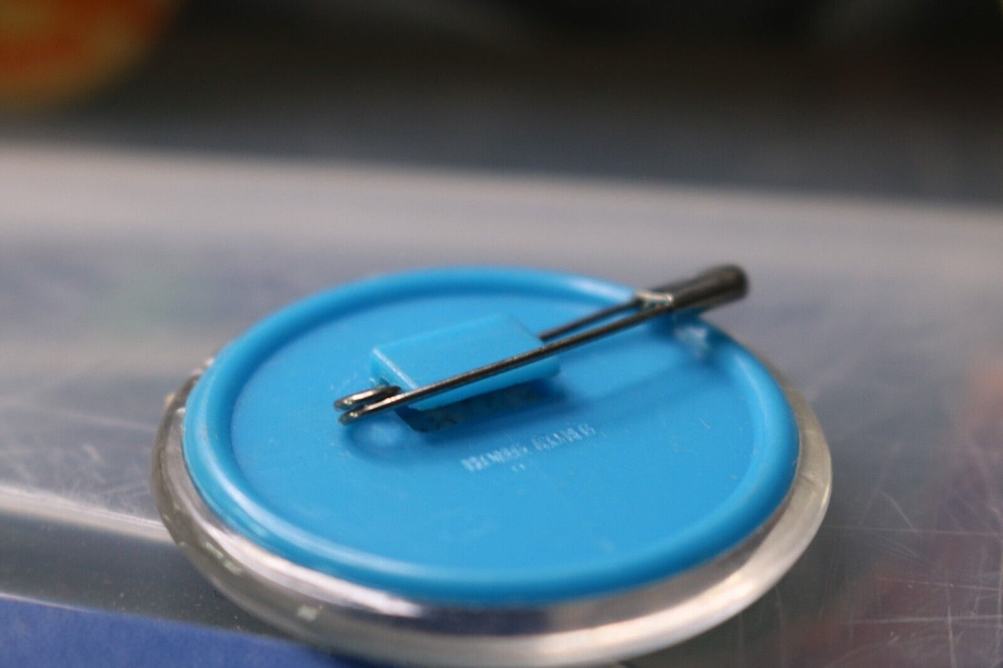 Vintage Macaron Pinback Québec Bird Playing Baseball Softball Green Button Plast