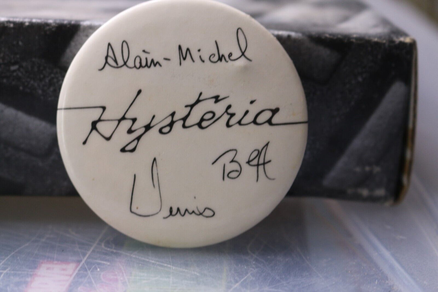 Vintage Macaron Pinback Québec Alain-Michel Hystéria Bea Dennis White Buttom