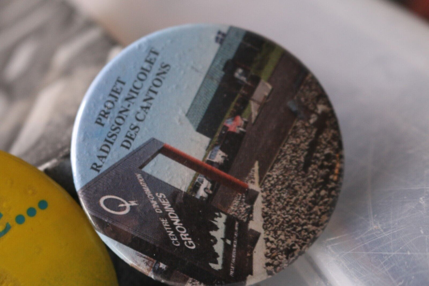 Vintage Macaron Pinback Québec Projet Radisson-Nicolet Des Cantons Hydro--Québec