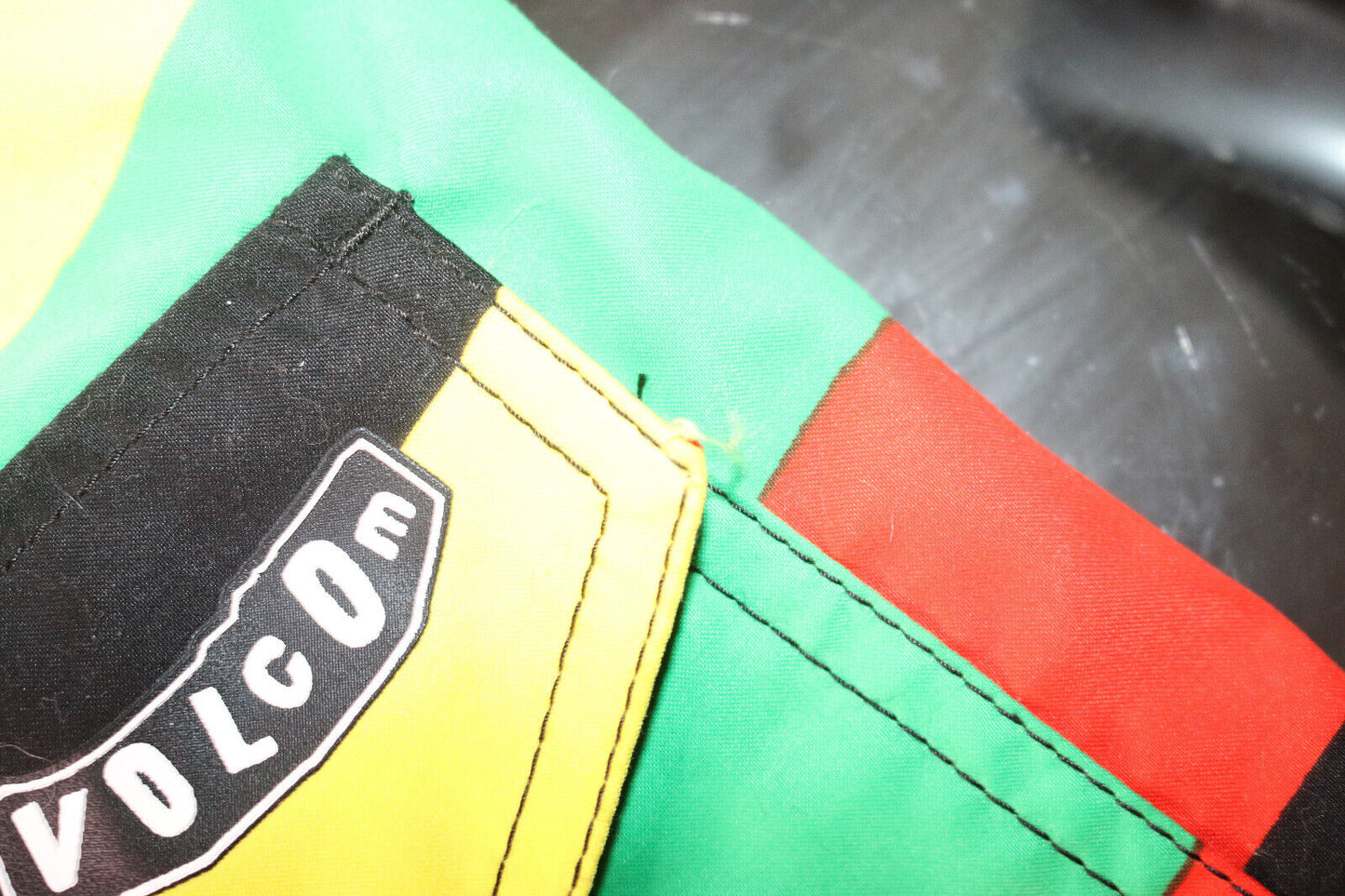 Volcom Boardies V2S 2Way Stretch Mens 32 In Black Yellow Red Board Shorts Trunks