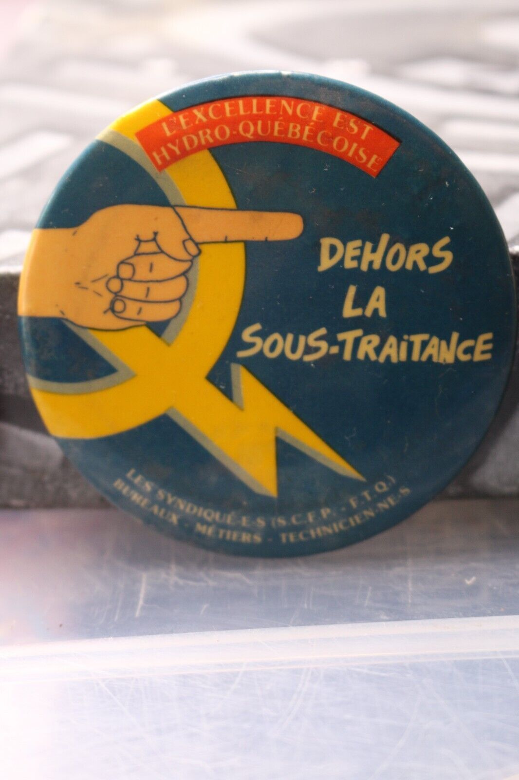 Vintage Macaron Pinback Québec Hydro-Québec Dehors La Sous-Traitance