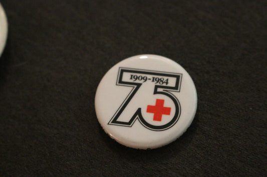 1909-1984 75 Ans Commémoration La Croix Rouge Pinback Macaron Vintage Canada