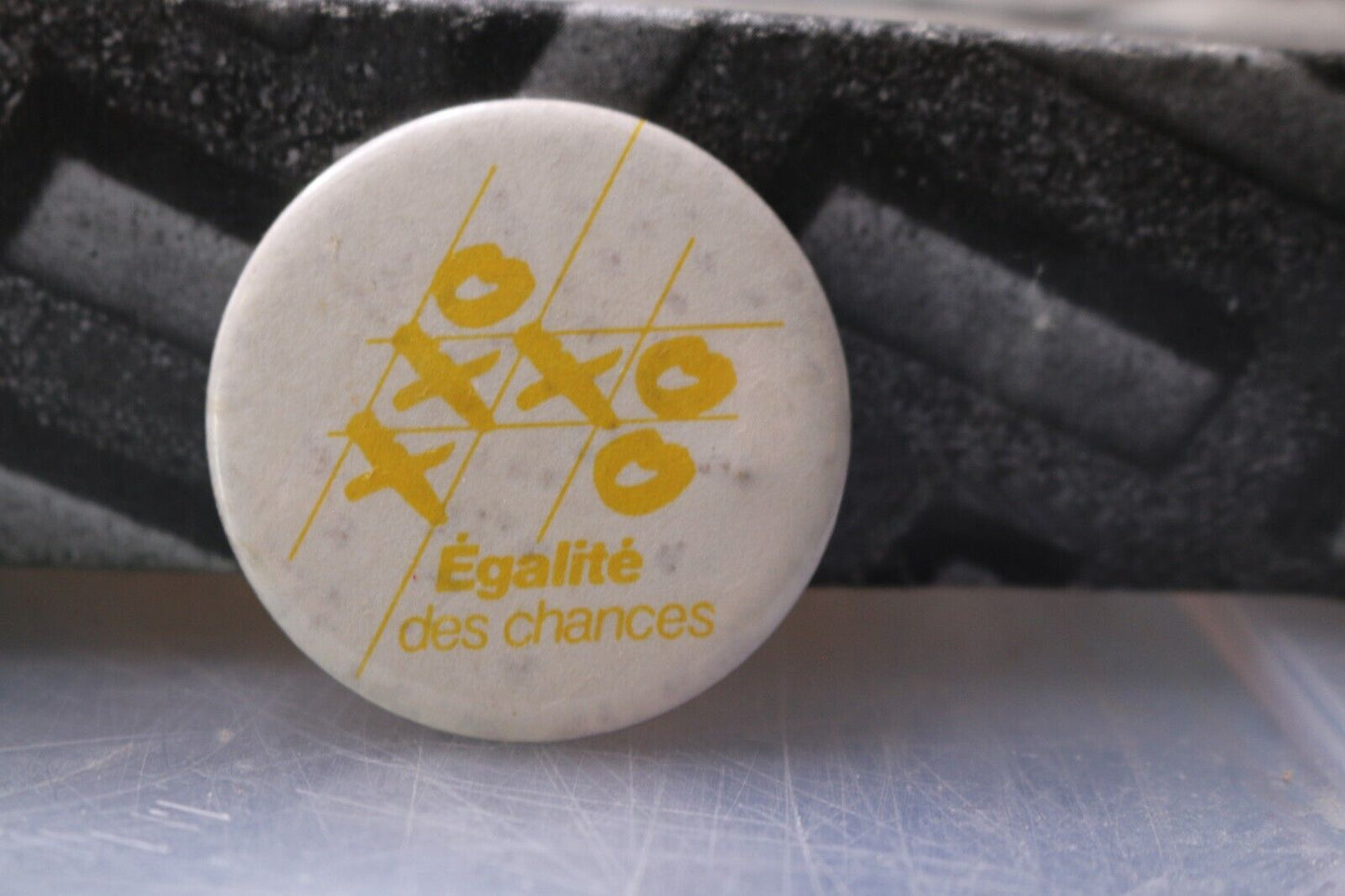 Vintage Macaron Pinback Québec Buttom Tic-Tac-Toe Égalité Des Chances