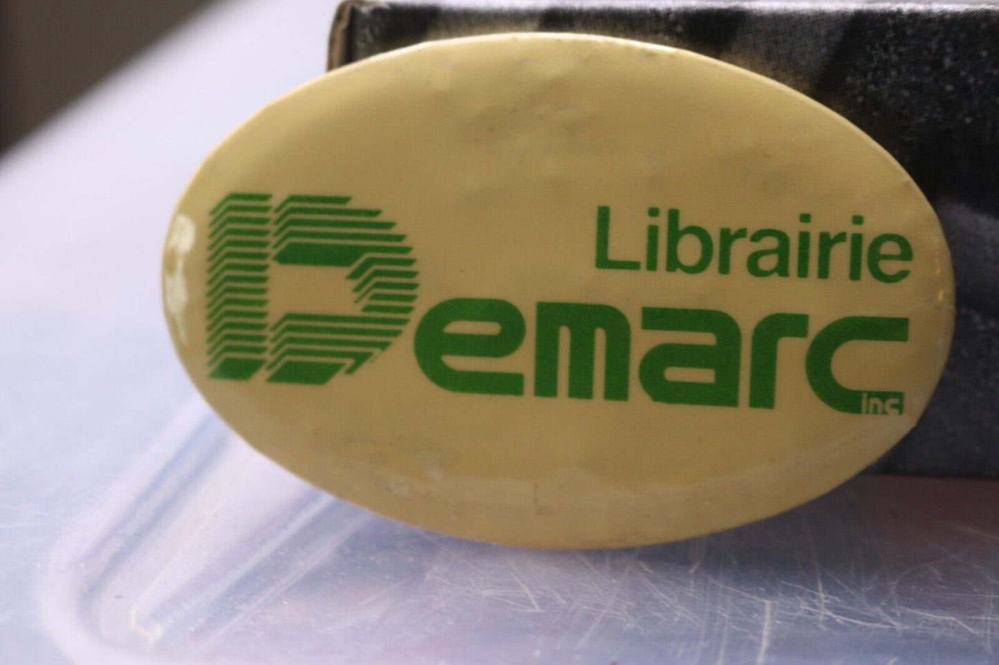 Vintage Macaron Pinback Québec Librairie Demarc White Buttom Green Letters
