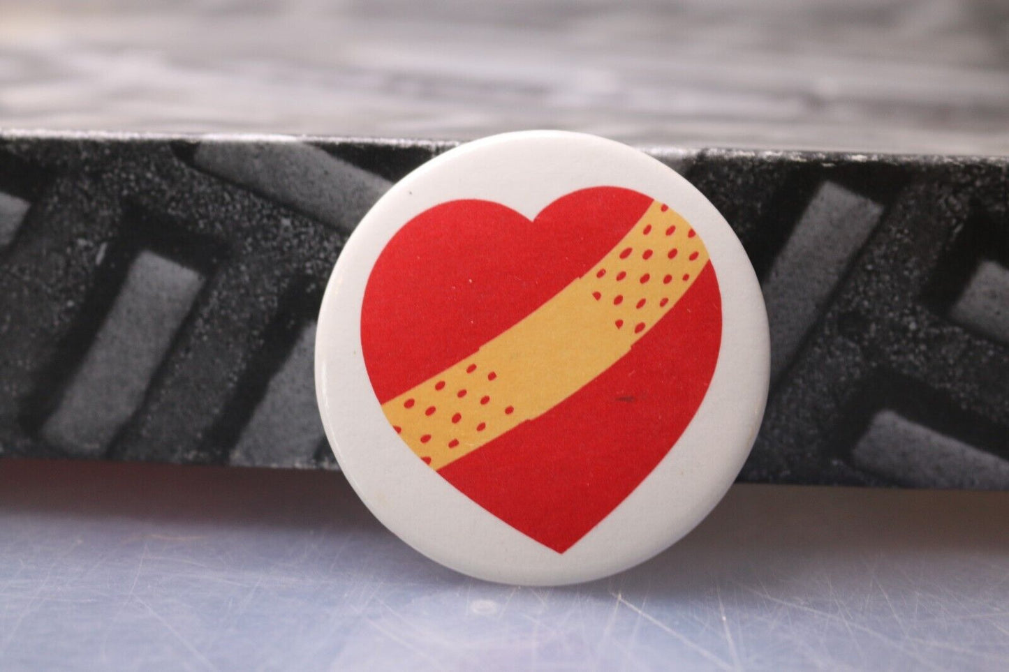 Vintage Macaron Pinback Québec Est Pour Les Amoureux Red Heart Coeur Guérir