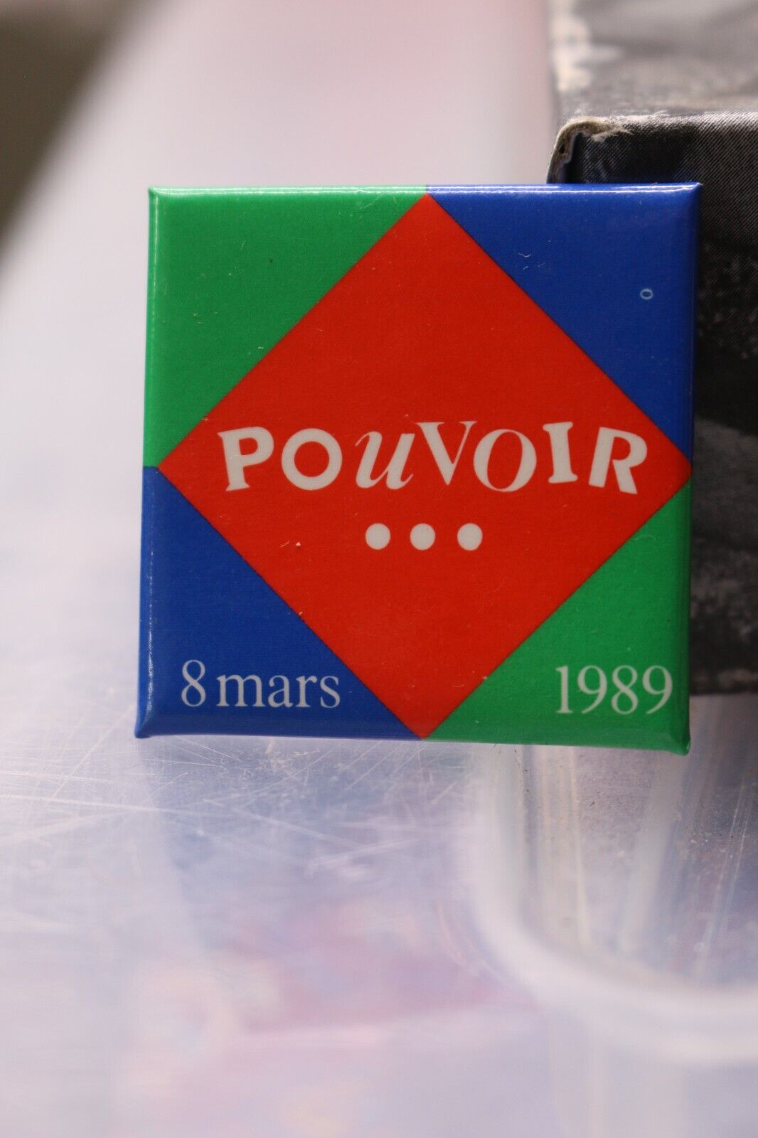 Vintage Macaron Pinback Québec Red Bluegreen Pouvoir Aux Femmes 8 Mars 1989