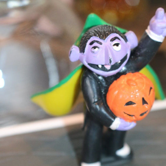 Vtg Applause Sesame Street Halloween Count Von Count Holding Pumpkin Pvc Figure