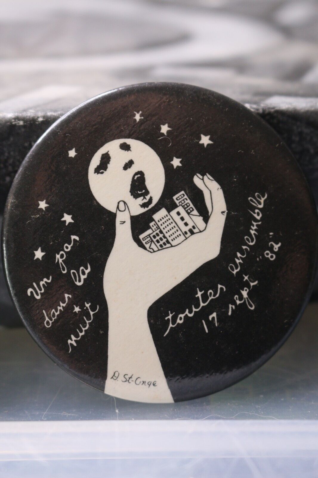 Vintage Macaron Pinback Québec Un Pas Dans La Nuit Toutes Ensembles Septembr1982