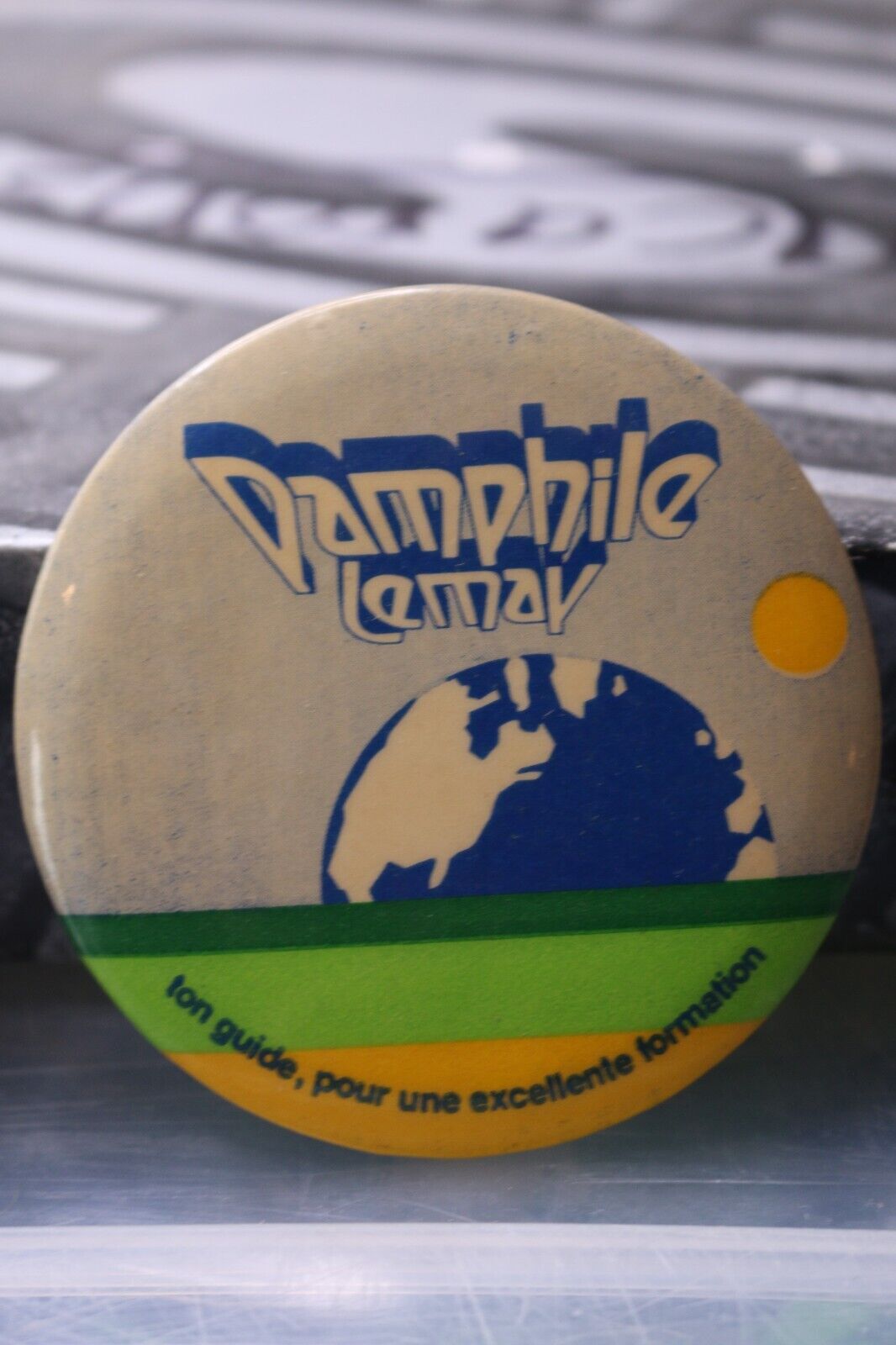 Vintage Macaron Pinback Québec Pamphile Lemay Ton Guide Formation Earth Terre