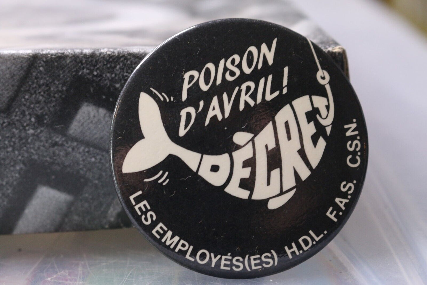 Vintage Macaron Pinback Québec Poisson D'Avril! Dècret Employés C.S.N. H.D.L.