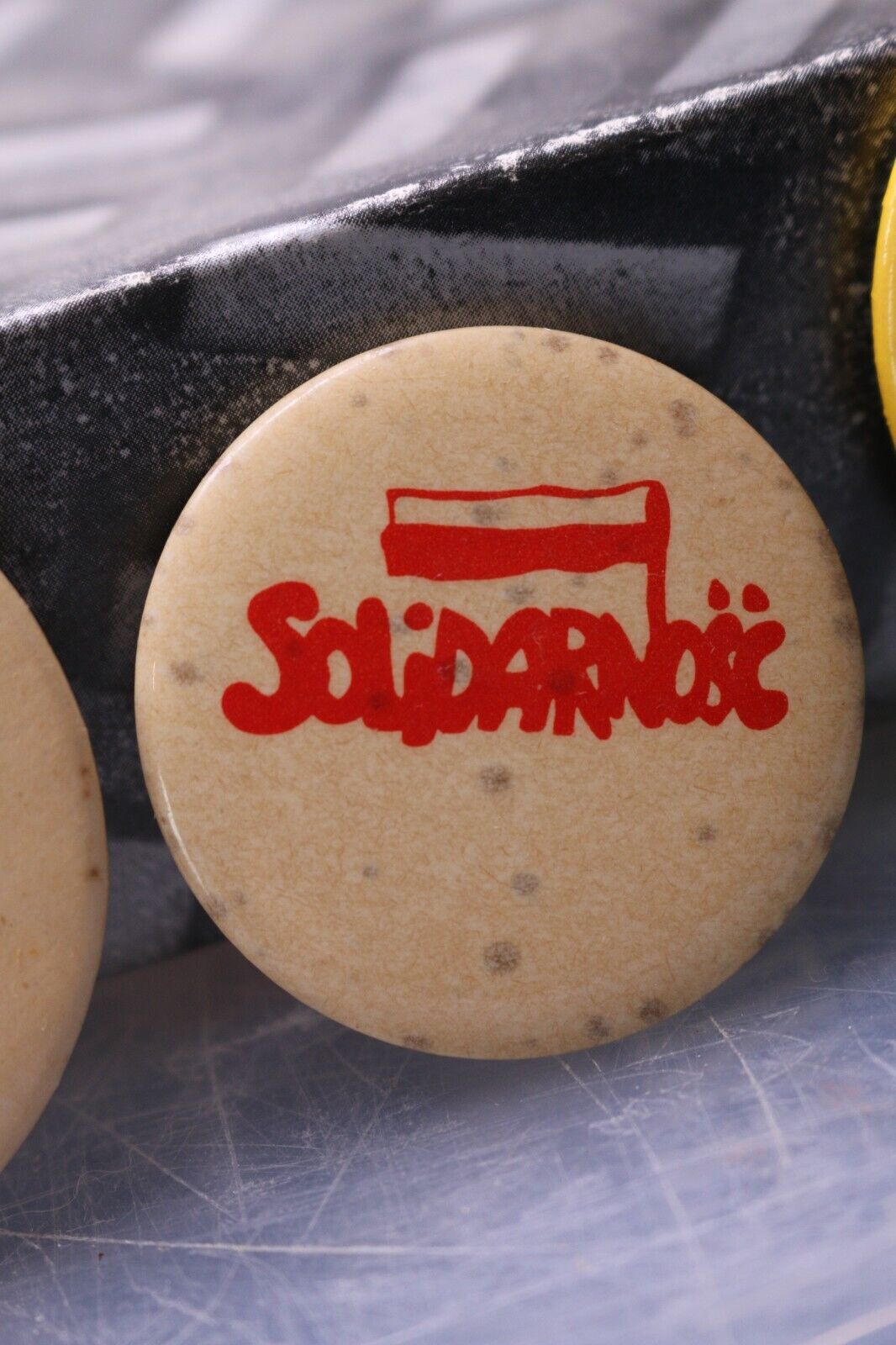 Vintage Small Macaron Pinback Québec Canada Solidarnoïse Red&White Flag