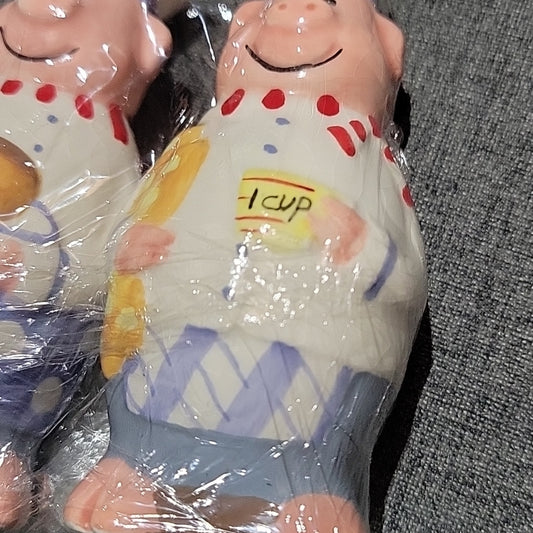 Salt & Pepper Shaker Duo Of Pigs Statue Figures 1Cup Cook Center Table