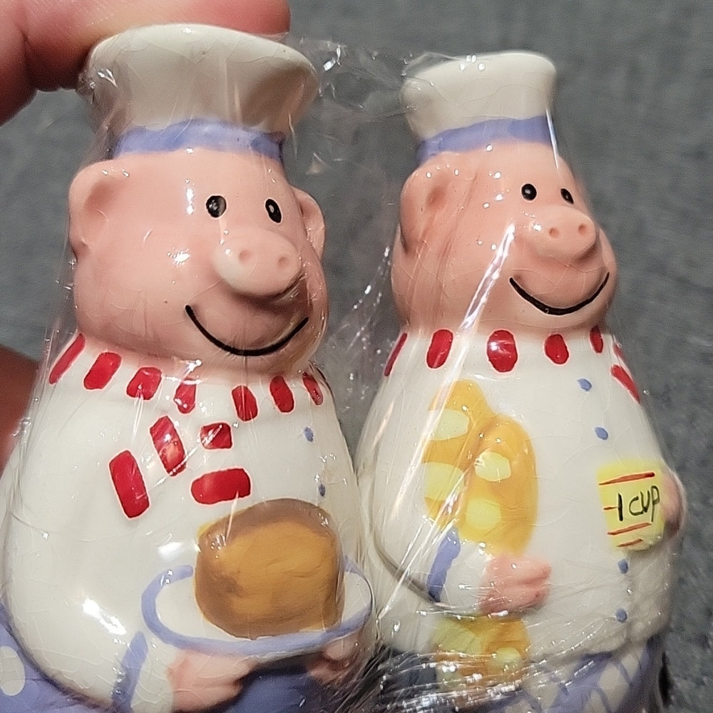 Salt & Pepper Shaker Duo Of Pigs Statue Figures 1Cup Cook Center Table